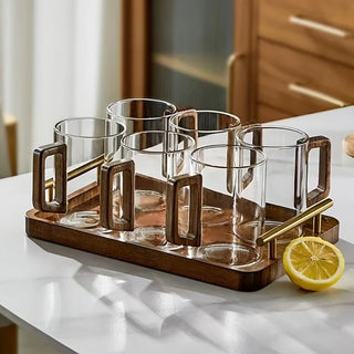 Nowoczesny szklany kubek z drewnianym uchwytem