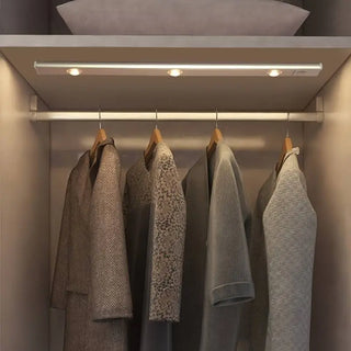 Skříňové LED světlo pohybový senzor minimalistické