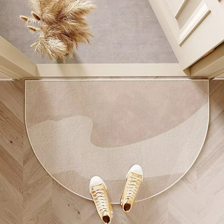 Geometric semicircular entrance mat
