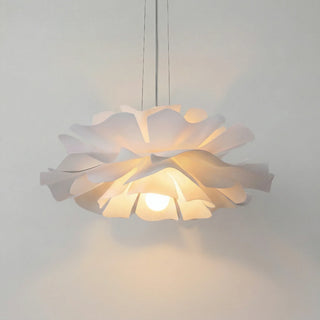 Suspension lumineuse design floral au-dessus de la table à manger