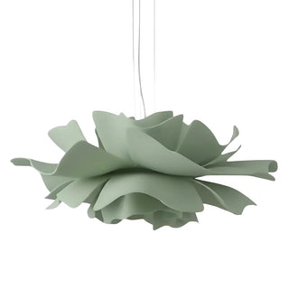 Suspension lumineuse design floral au-dessus de la table à manger