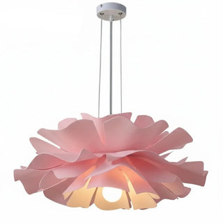 Suspension lumineuse design floral au-dessus de la table à manger