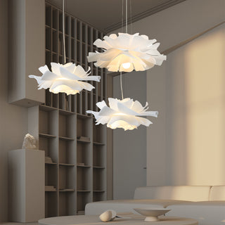 Suspension lumineuse design floral au-dessus de la table à manger