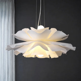 Suspension lumineuse design floral au-dessus de la table à manger