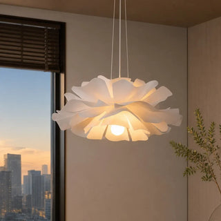 Suspension lumineuse design floral au-dessus de la table à manger