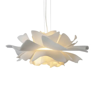 Suspension lumineuse design floral au-dessus de la table à manger