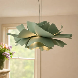 Suspension lumineuse design floral au-dessus de la table à manger