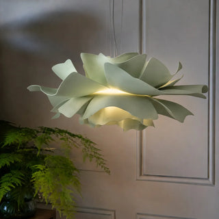 Suspension lumineuse design floral au-dessus de la table à manger