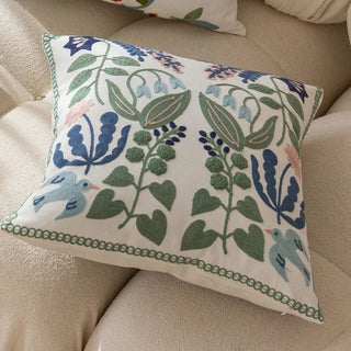 Coussin décoratif motif botanique avec broderie et franges