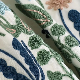 Coussin décoratif motif botanique avec broderie et franges
