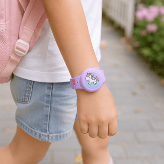 Children's watch with dinosaur motif and adjustable strap