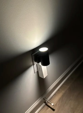 Noční světlo do zásuvky se soumrakovým senzorem, stmívatelné